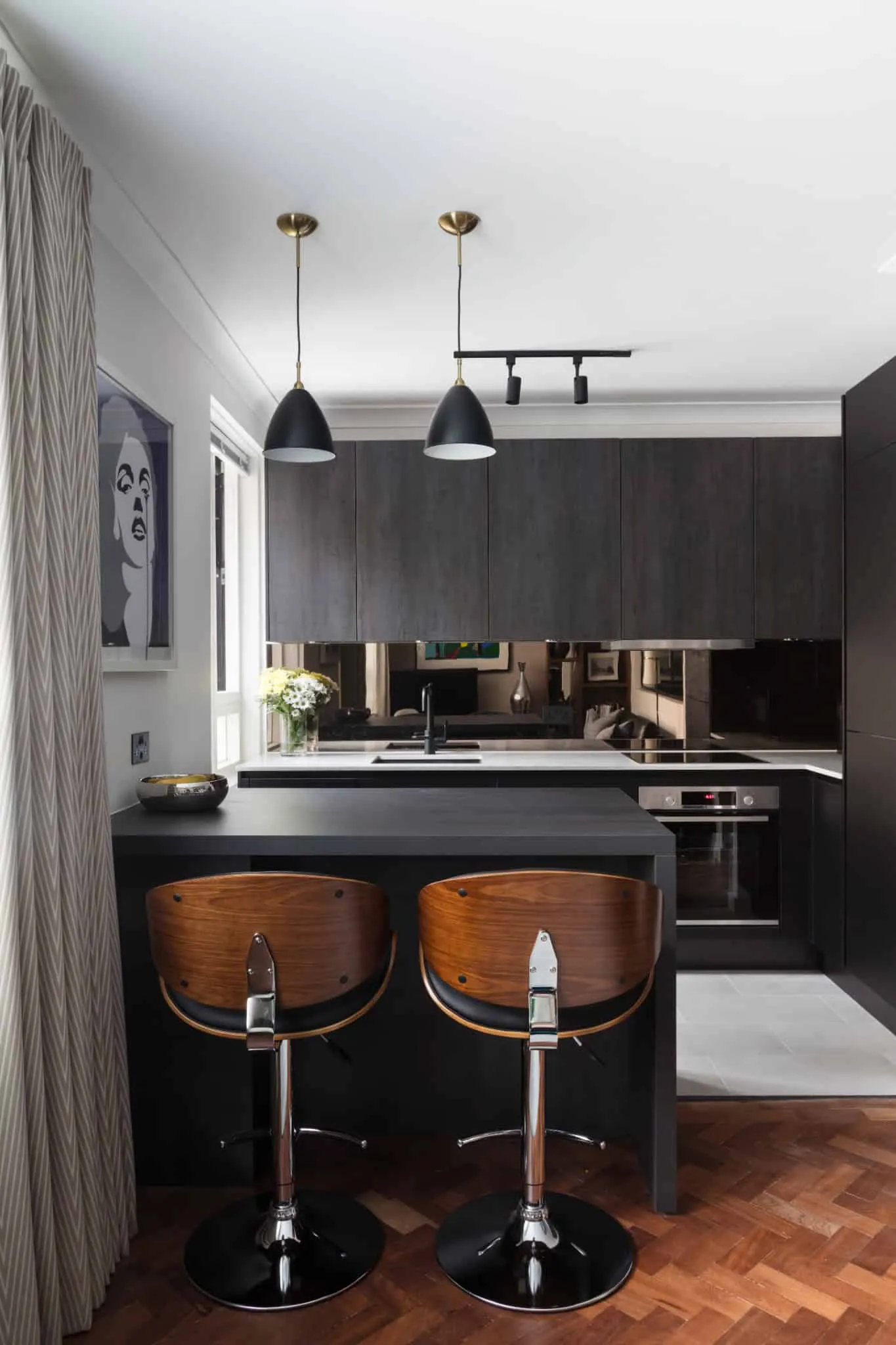 Pied-à-Terre in Regents Park – Kücheninsel und Hockern von Shanade McAllister-Fisher Design Pied-à-Terre in Regents Park von Shanade McAllister-Fisher Design – Kücheninsel mit Hockern, London