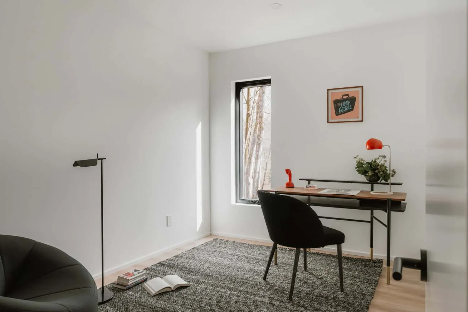 Arbeitszimmer im Forest Edge House von Marc Thorpe Design Arbeitszimmer im Forest Edge House in New York mit modernem Schreibtisch und Blick auf den Wald