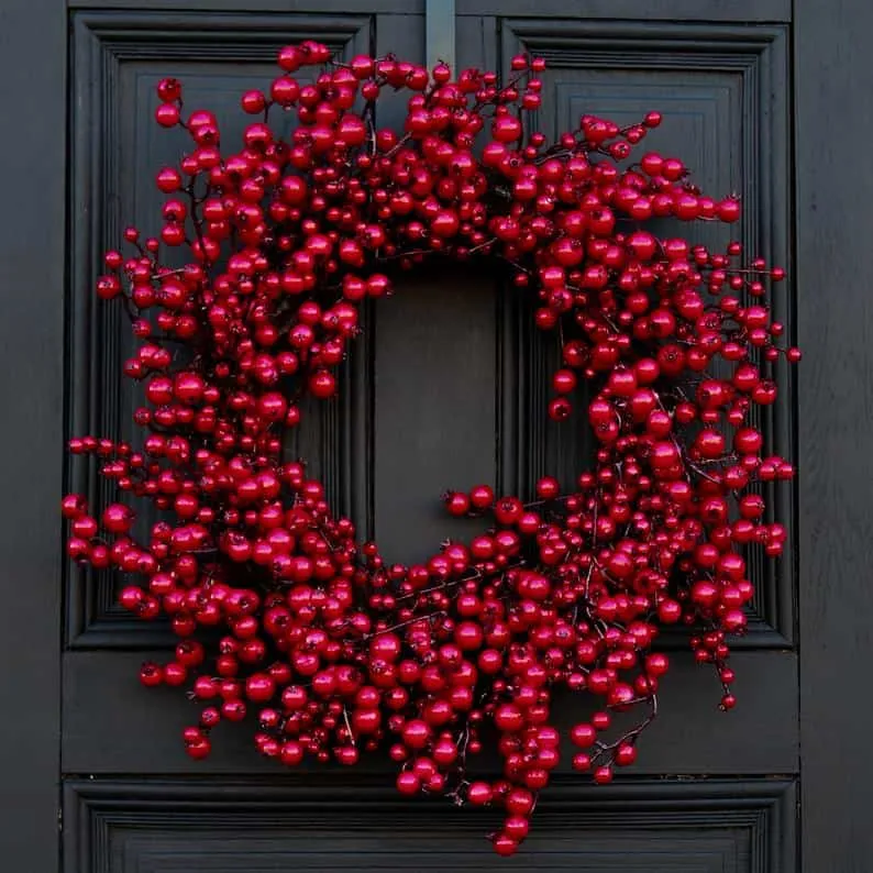 Glanzender roter Beeren-Weihnachtskranz Glanzender roter Beeren-Weihnachtskranz mit metallischem Finish