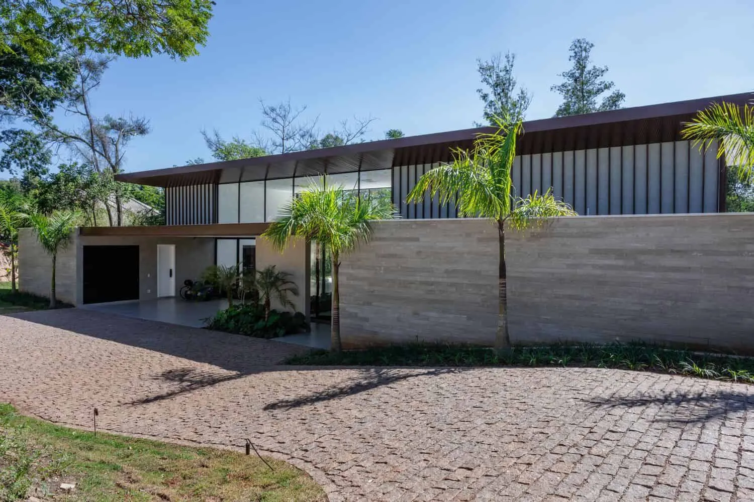 ब्राजील के साओ पाउलो राज्य के इतु में Alexandre Chaguri Arquitetura द्वारा निर्मित Vila Real Itu Residence, सामने का फसाडा