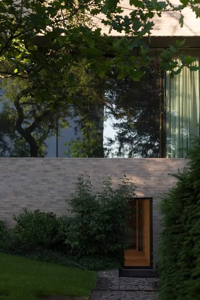 Eingangstunnel im Garten der Villa Vista von Znameni Ctyr Architekti Villa Vista von Znameni Ctyr Architekti, Gartenweg führend zum diskreten Eingang im unteren Bereich