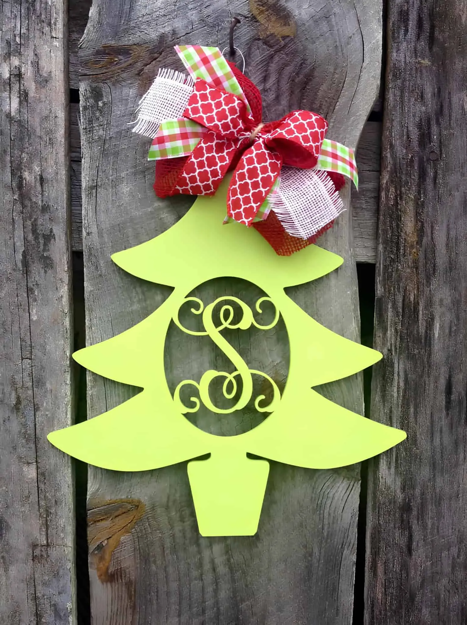 Monogramm-Türhänger für Weihnachtsbaum Grüner Weihnachtsbaum-Türhänger mit roten karierten und Leinenschleifen