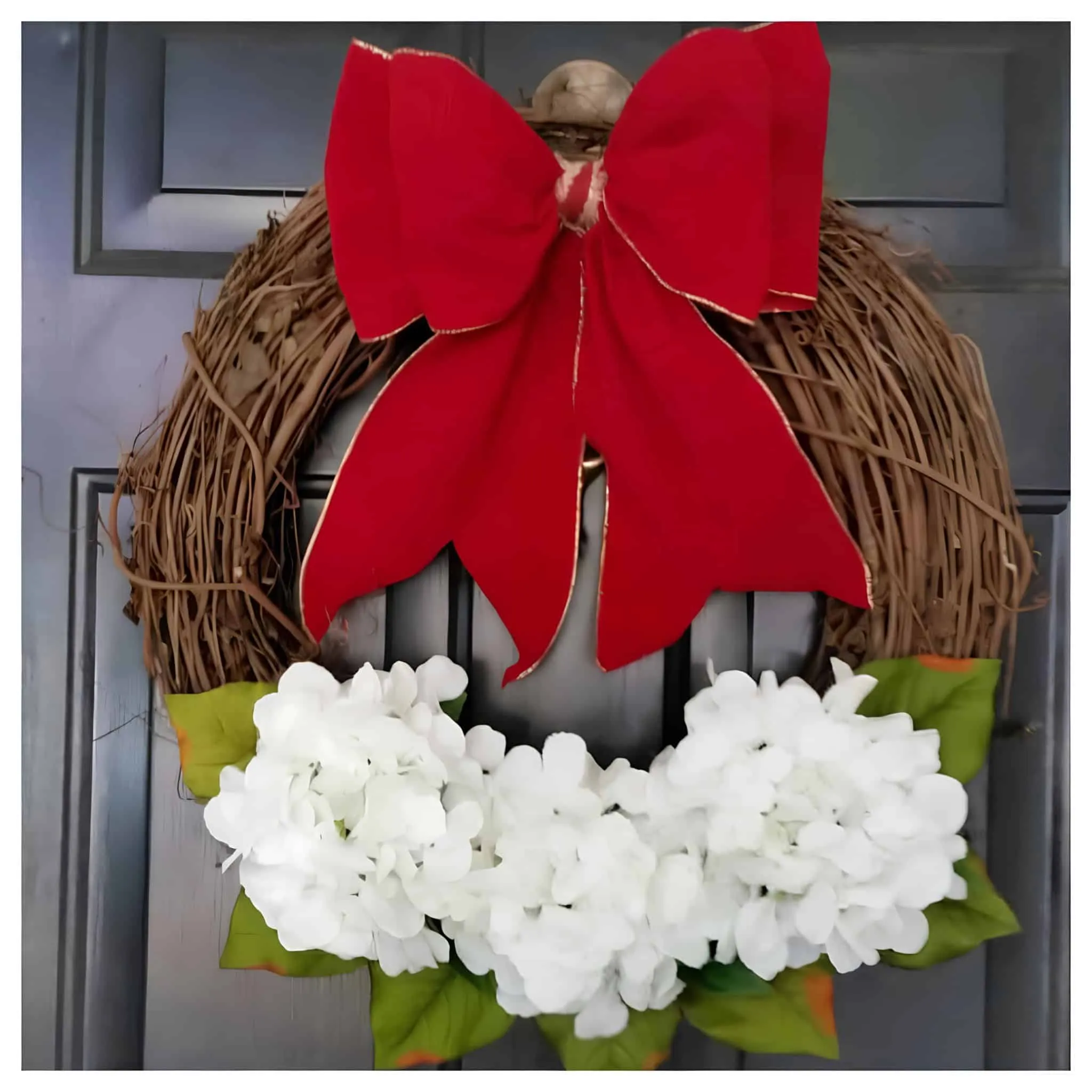 Roter Bow- und weiße Hyazinthen-Waldweihnachtskranz Roter Weihnachtsbow auf einem braunen Kranz mit weißen Blüten und grünen Blättern – ideal für die Dekoration von Ferienhäusern sowie festliche Weihnachtsdekorationen.