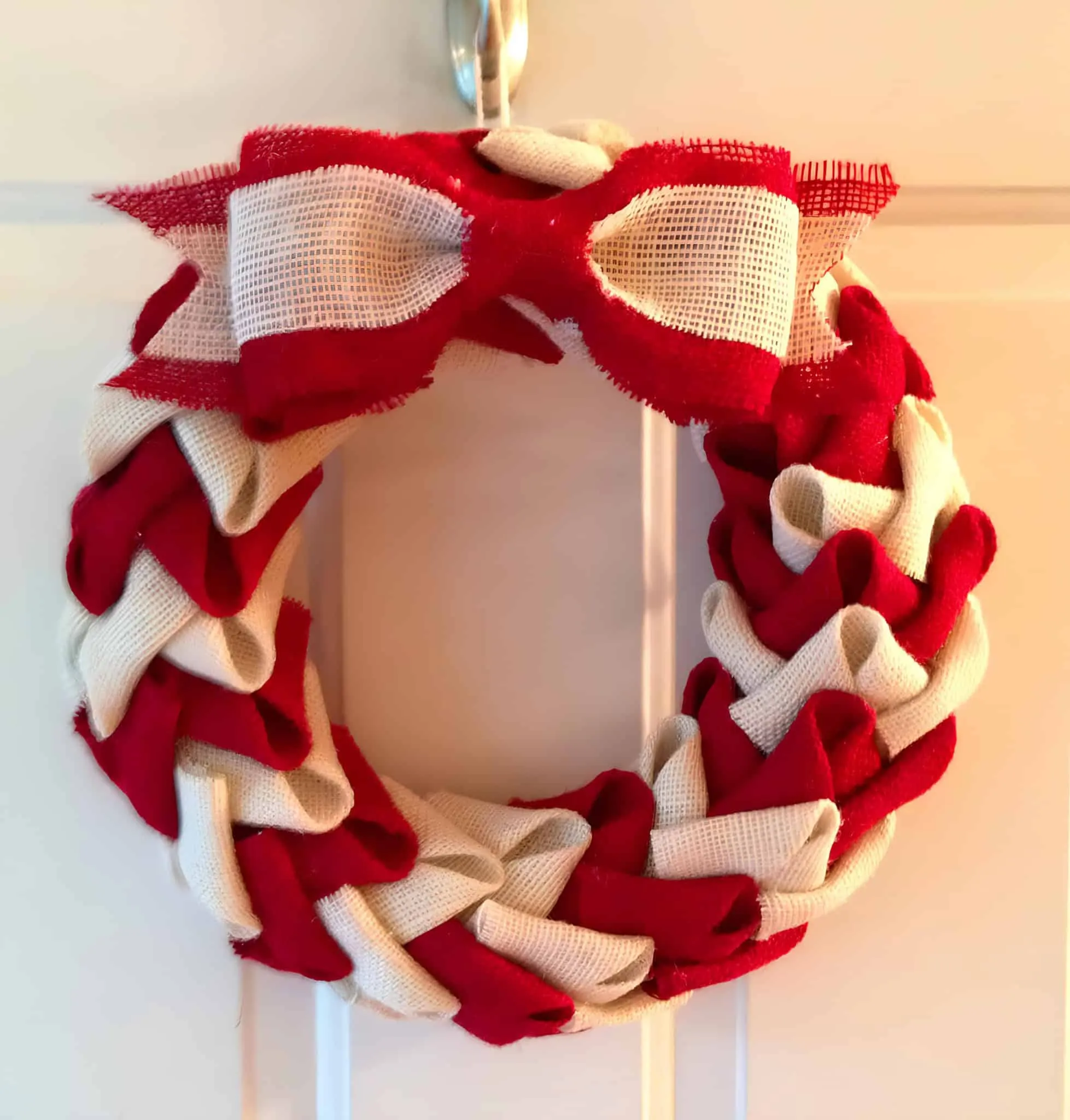 Rotes und Weißes Geflochtenes Leinenschmuckkranz Geflochener roter und weißer Leinenschmuckkranz zum Weihnachtsfest mit Schleife
