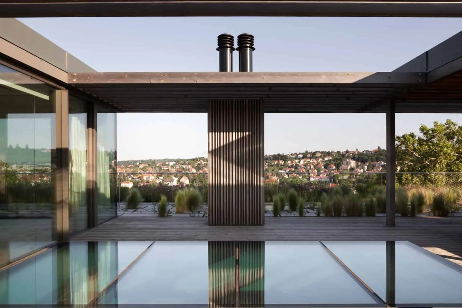 Blick vom Dachterrasse der Villa Vista auf den Pool von Znameni Ctyr Architekti Villa Vista von Znameni Ctyr Architekti, Dachterrasse mit Pool sowie panoramaartigem Blick auf die Stadt Prag