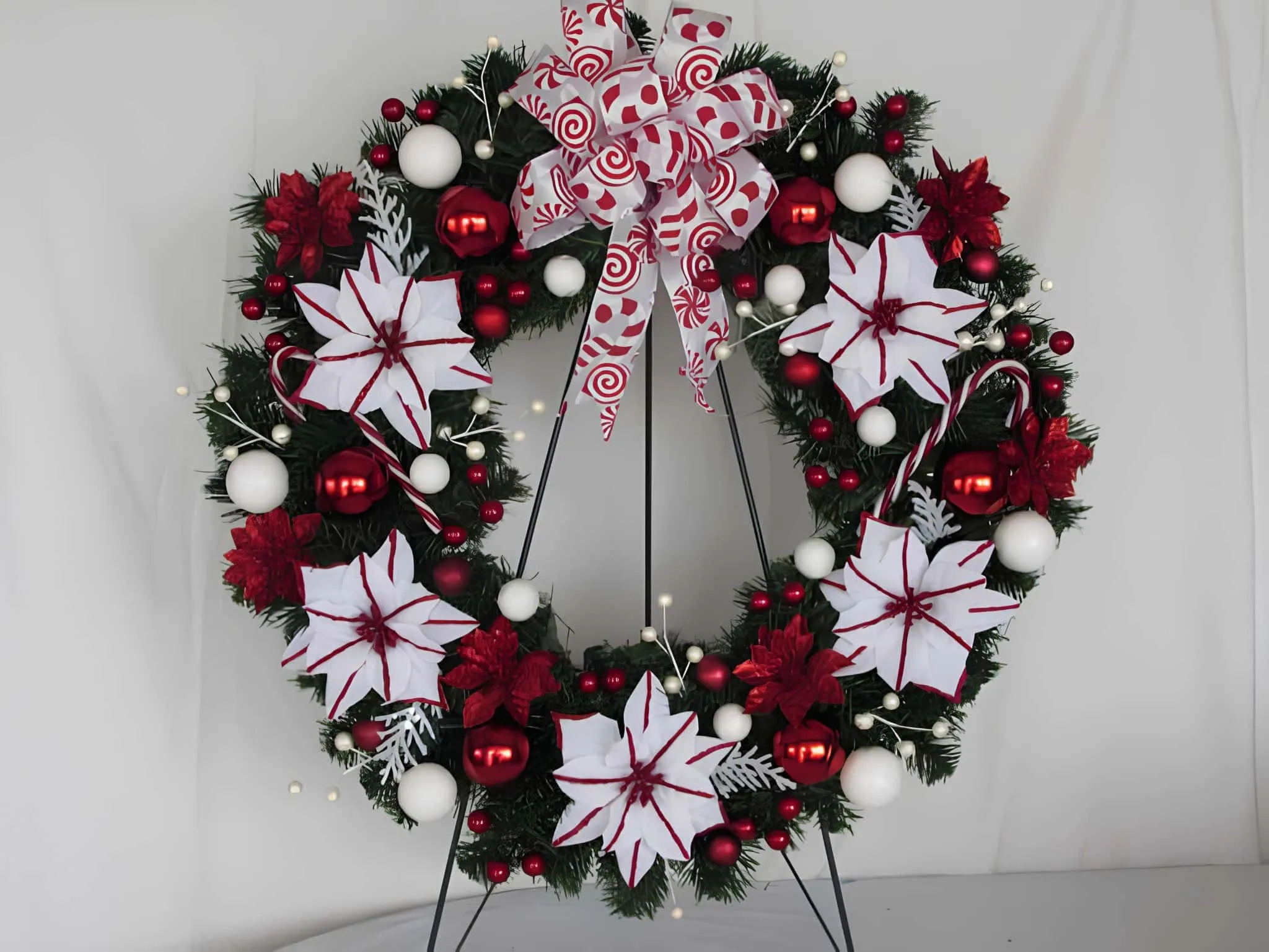 Poinsettia Lantern Christmas Wreath Lanternkranz mit Poinsettien, Zuckerruten sowie roten und weißen Verzierungen