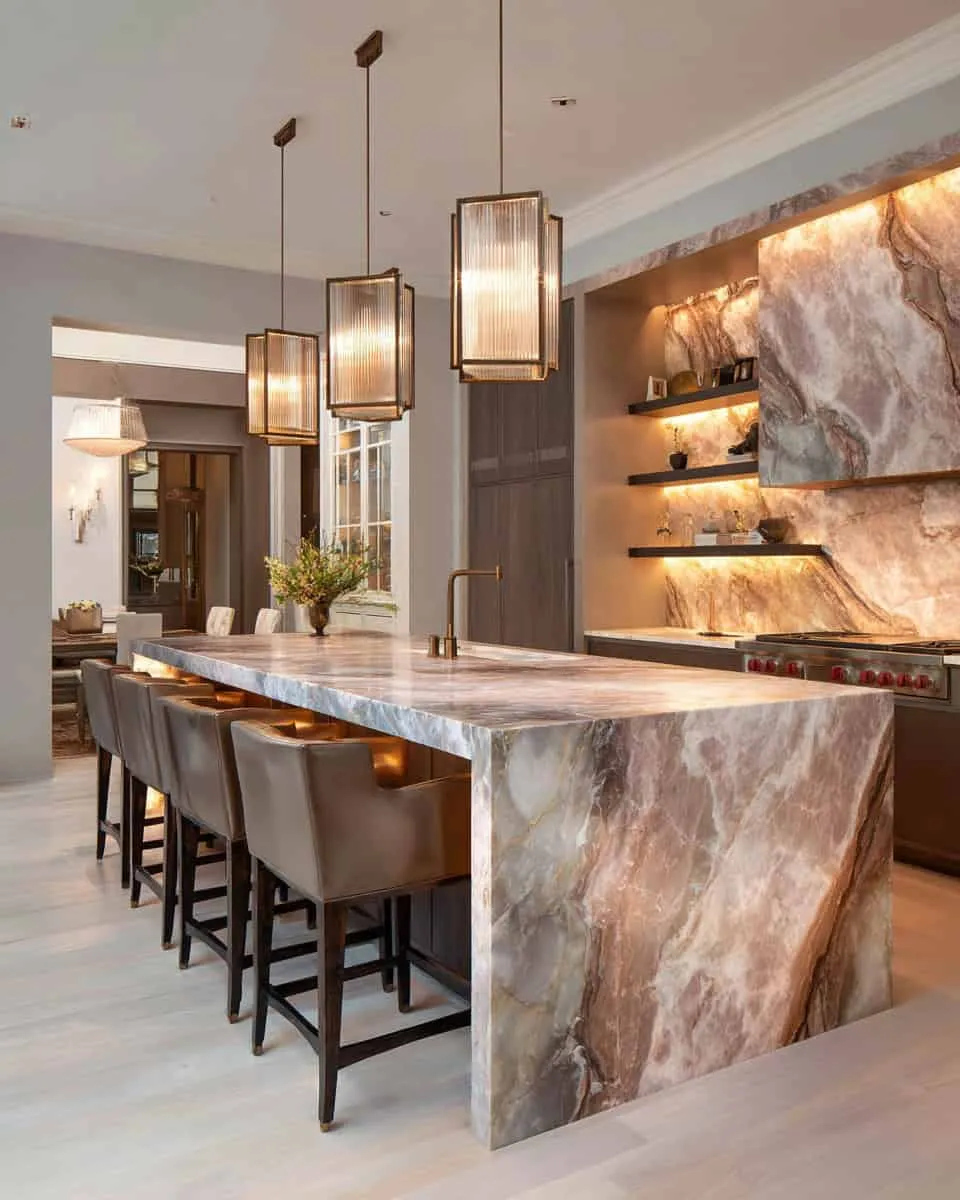 Moderne Küche mit Onyx-Wasserfall-Arbeitsplatte und warmer Beleuchtung Moderne Küche mit Onyx-Wasserfall-Arbeitsplatte und warmer Hängelampe