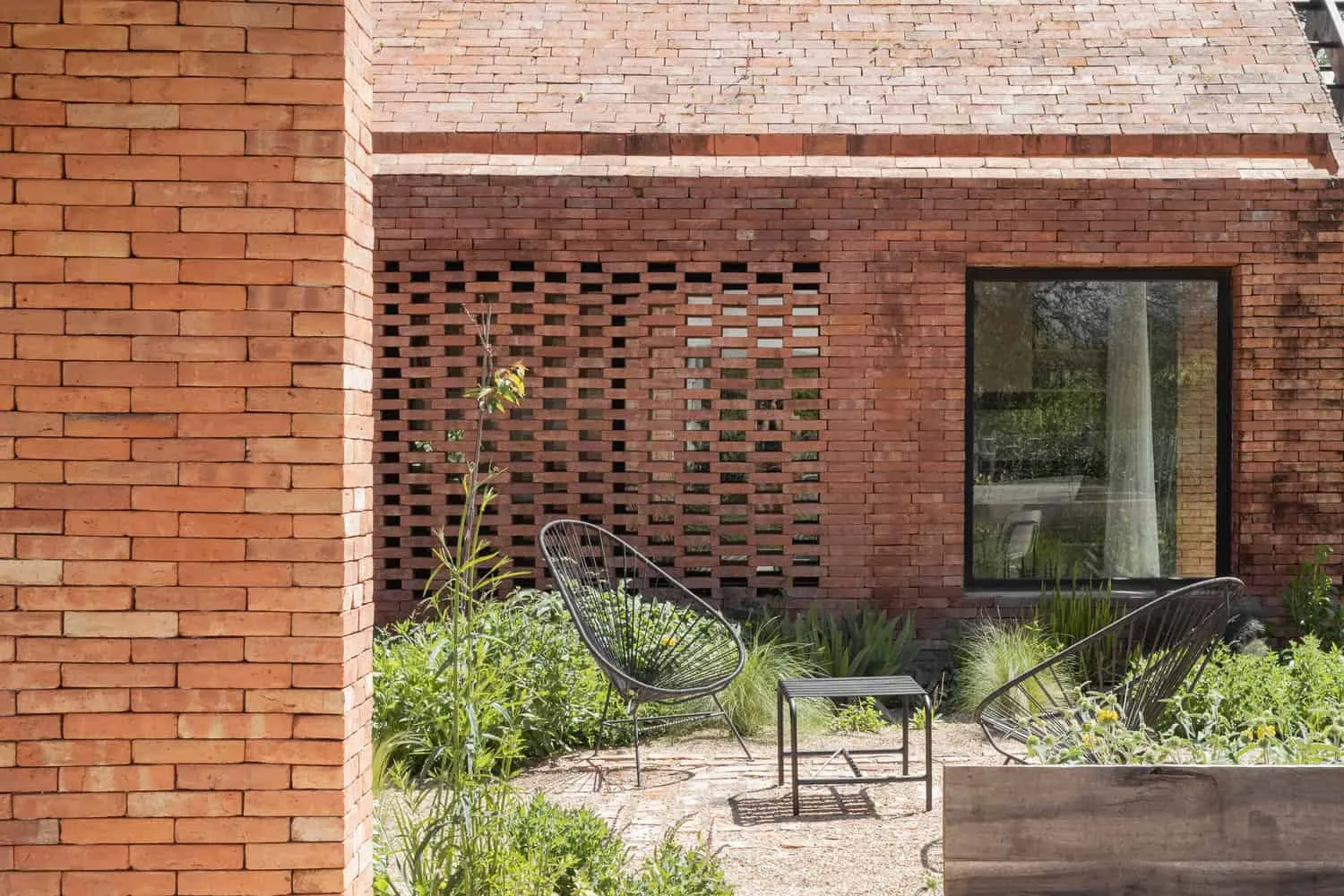 AtelierM + Nicolas Krause द्वारा House CM, ईंटों से बनी स्क्रीन वाला पैटियो, एस्कोबार, अर्जेंटीना