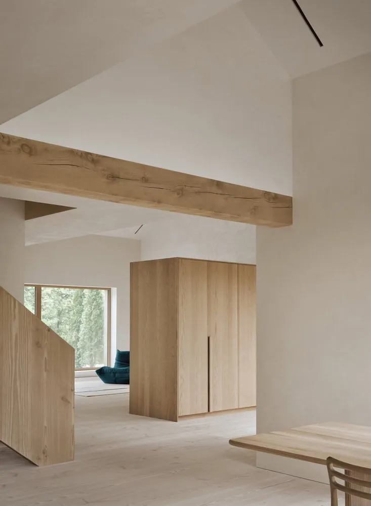 Maison Melba – Flur und Treppe mit Holzbehältern von Atelier L’Abri Innenraum von Maison Melba von Atelier L’Abri mit Treppe, Flur und freistehenden Holzbehältern in Frelighsburg, Quebec