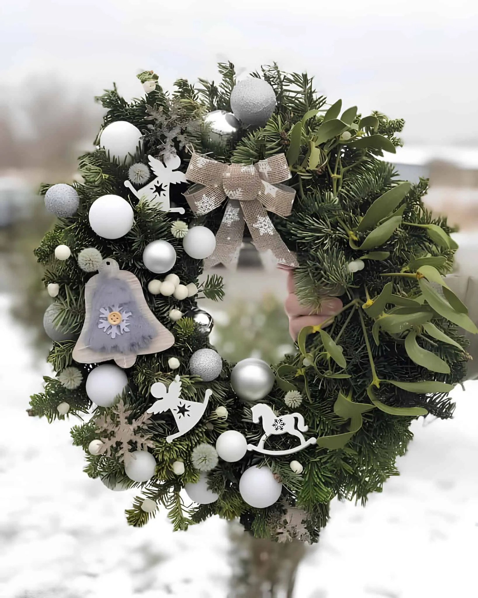 Silber- und Weißornament-Weihnachtskranz Grüner Kranz mit silbernen und weißen Ornamenten, Engeln sowie einem neutralen Bogen