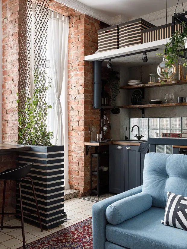 Interior loft kuchni i jadalni. Profesjonalne zdjęcia podkreślają połączenie otwartej ceglanej konstrukcji, ciemnych elewacji oraz elementów dekoracyjnych.