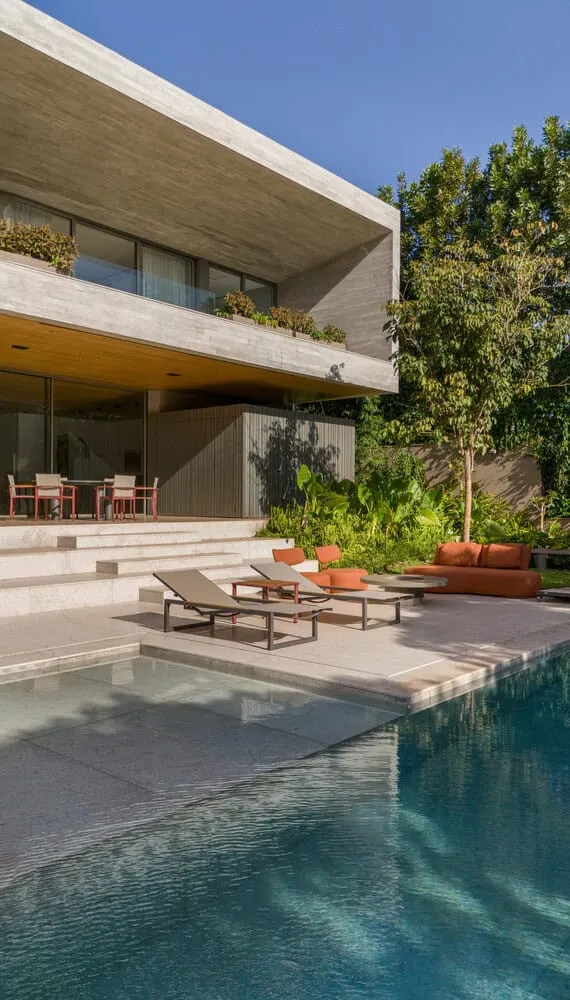 Loungemöbel auf der Pool-Terrasse des Hauses AL von N2B Arquitetura Pool-Terrasse mit Loungemöbeln im Haus AL von N2B Arquitetura in Vila do Golfe, Brasilien