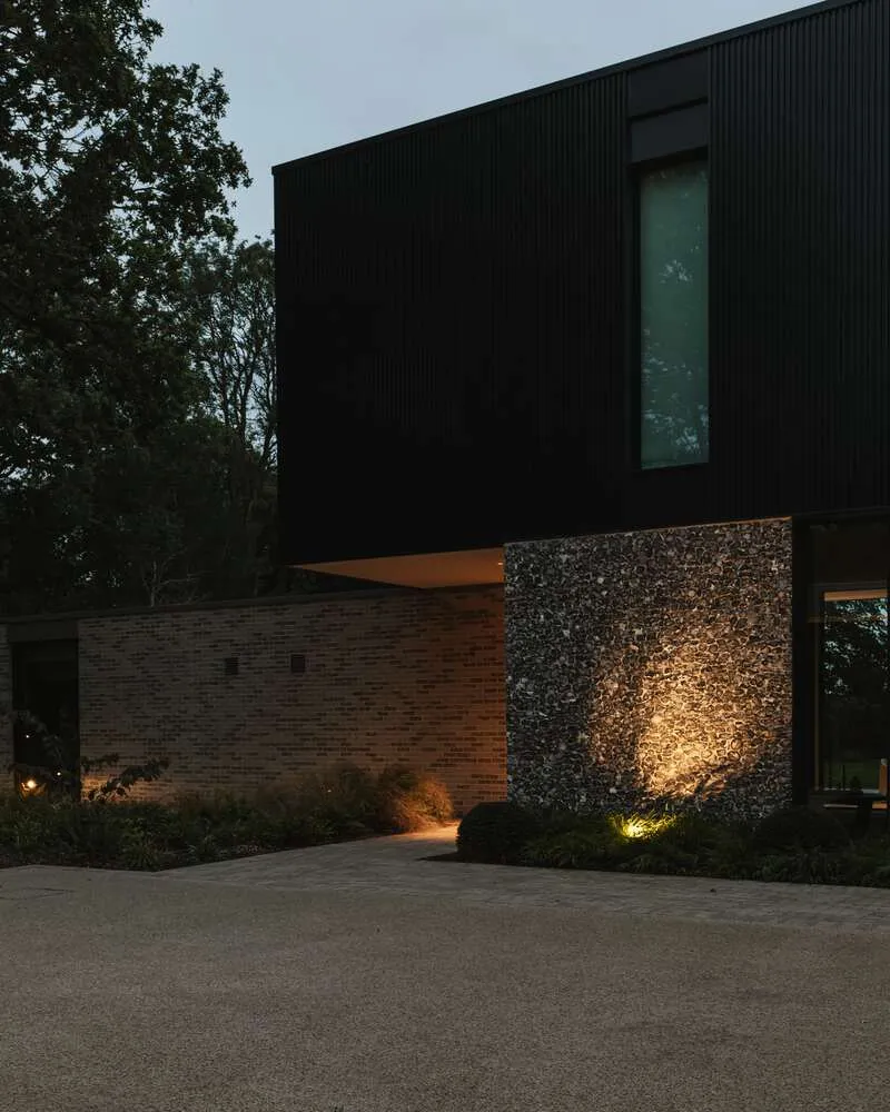 यूनाइटेड किंगडम के बकिंघमशायर में Des Ewing Architects द्वारा बनाया गया Weavers – Seer Green House का प्रवेश द्वार एवं ड्राइववे, संध्या के समय
