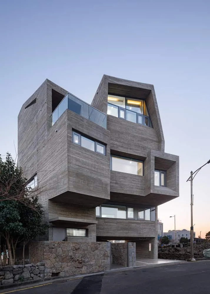 Betonfassade der Pacific Residence mit übereinander angeordneten Elementen von Moon Hoon in Seogwipo, Jeju-Insel