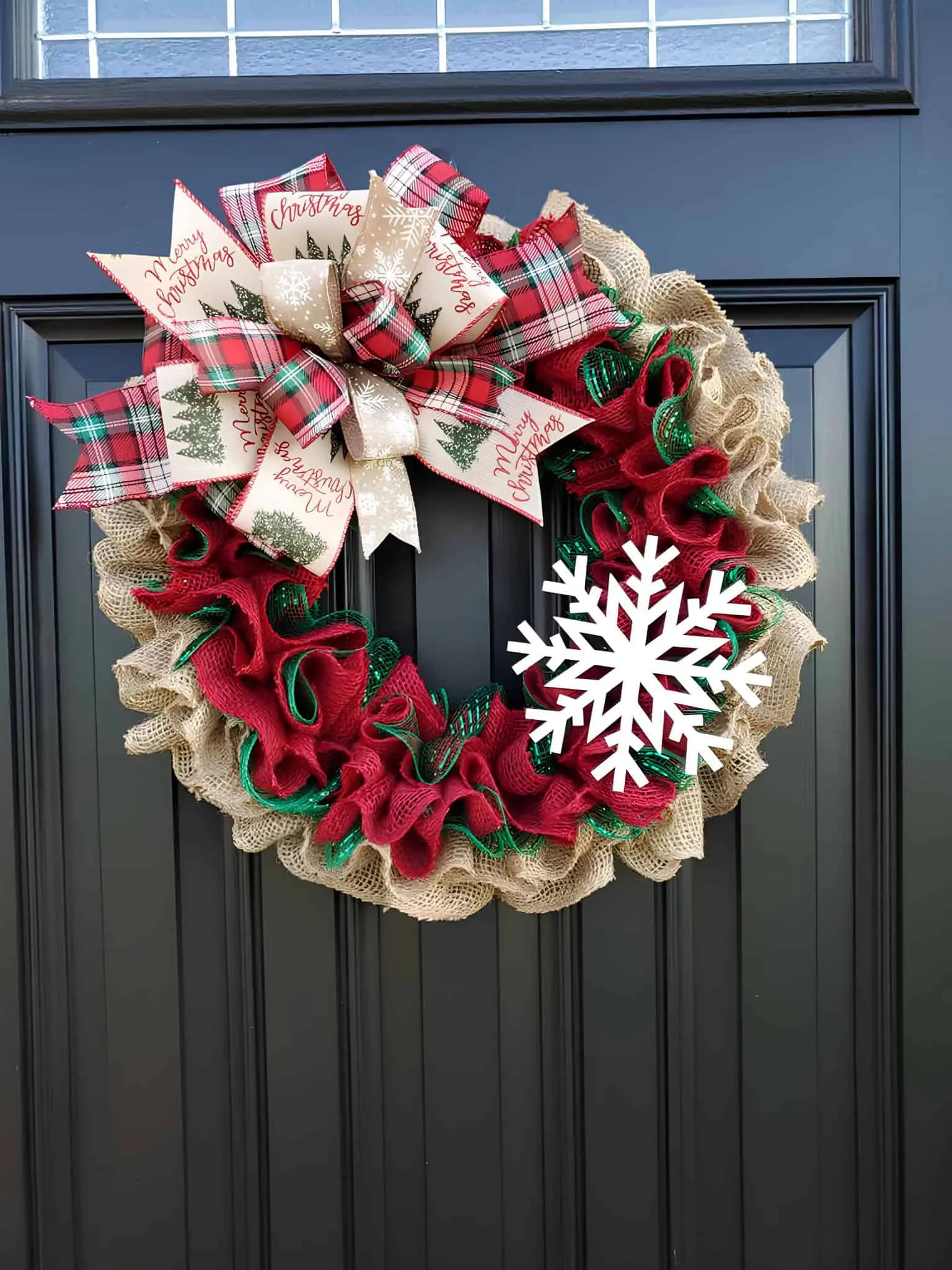 Plaid Bow Snowflake Burlap Christmas Wreath Schichtige Leinenschleife mit roten und grünen Rüschen, Tartan-Schleife sowie einem weißen Schneeflockenmotiv