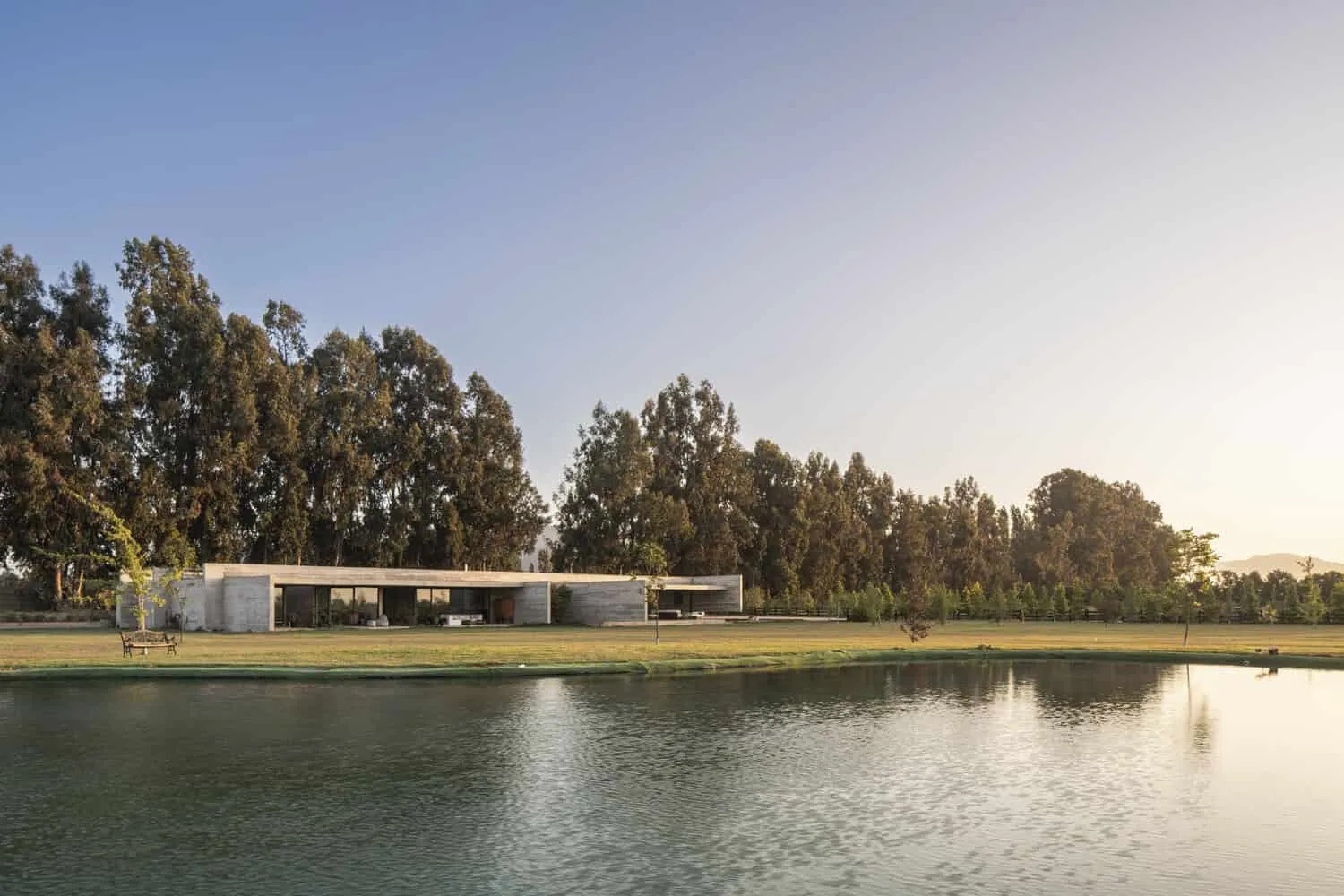 House La Primavera Lake View Elevation by Nicolas Vicente House La Primavera von Nicolas Vicente – Ansicht vom See aus, Chile