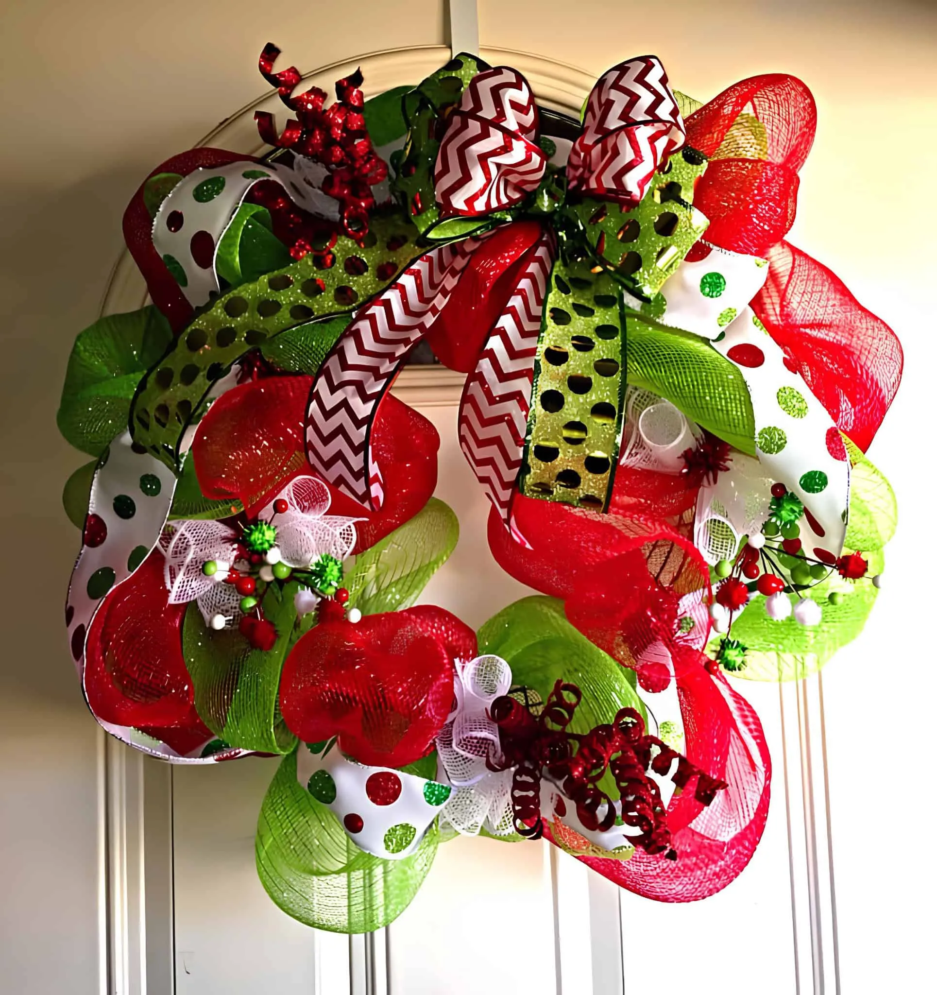 Chevron & Polka Dot Deco Mesh Ribbon Wreath Deco-Mesh-Kranz mit Chevron- und Polka-Dot-Bändern in Rot, Grün und Weiß
