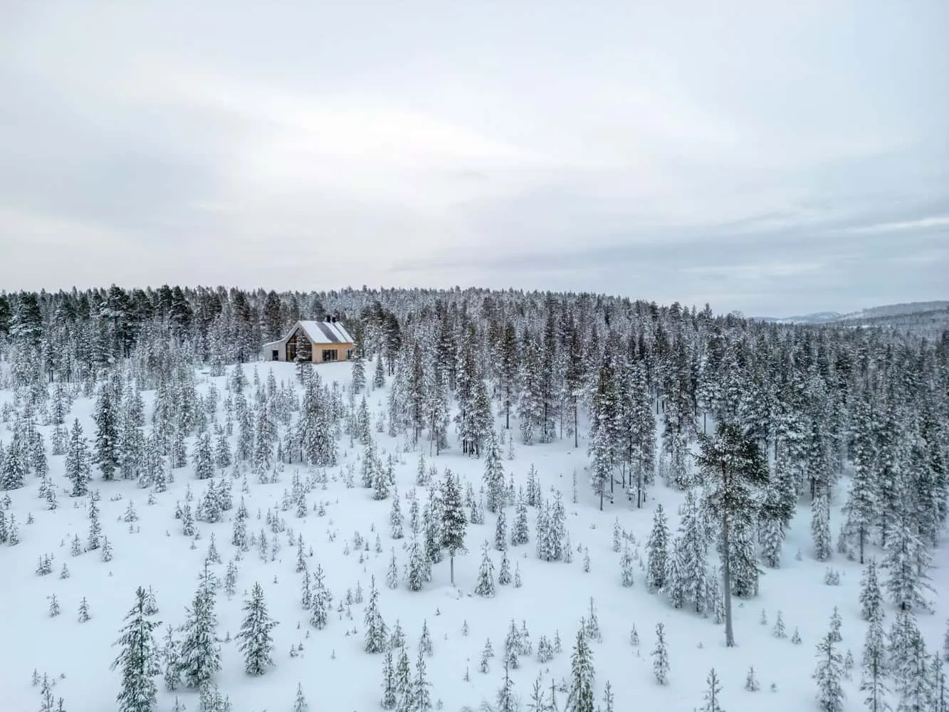 Pirinen Salo Oy拍摄的偏远地区的山丘上的房屋 芬兰北极地区Pirinen Salo Oy拍摄的偏远景观中的山丘上的房屋