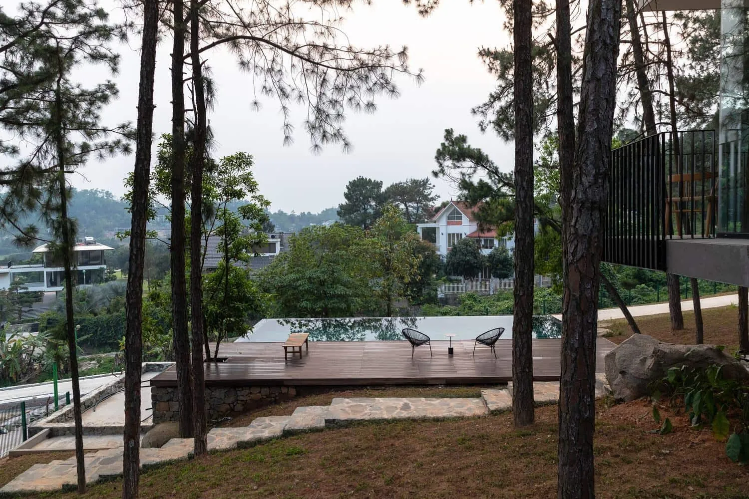 Tam Dao Retreat House Pooldeck mit Waldblick von Idee architects Pooldeck des Tam Dao Retreat House von Idee architects mit Waldblick in Tam Dao, Vietnam