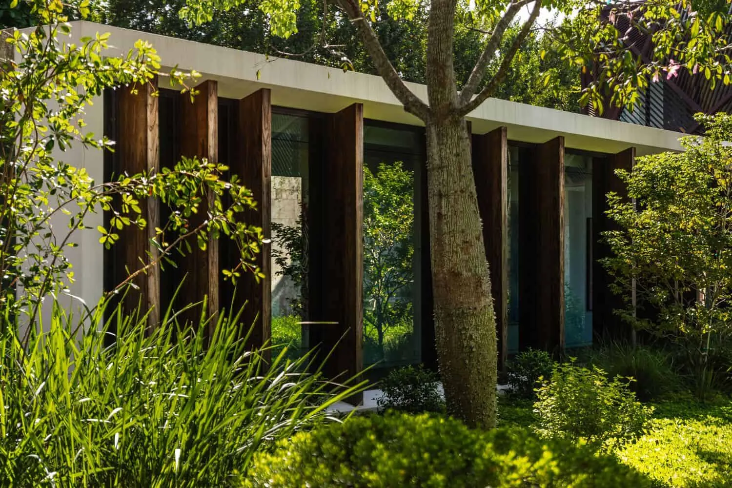 KIAORA Holzvorhangfassade von STRANG Haus KIAORA von STRANG mit Holzvorhangfassade in Miami