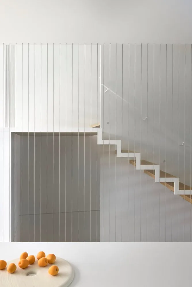 Trennwand für die Treppe im Yield House von Splyce Design Trennwand für die Treppe im Yield House von Splyce Design in Vancouver