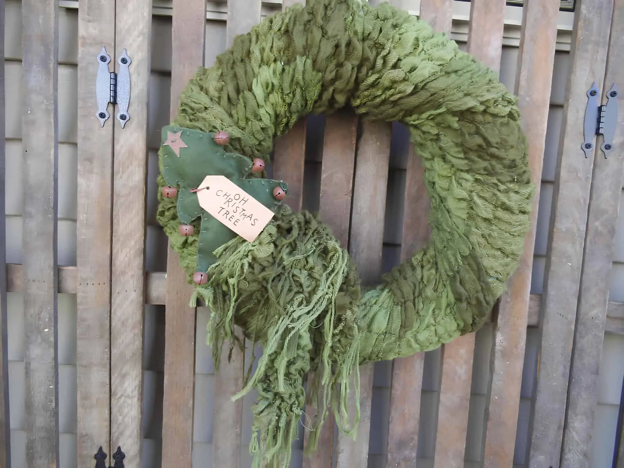Green Fabric Oh Christmas Tree Wreath Grüne Stoff-Weihnachtskrone mit Aufschrift ‚Oh Christmas Tree‘ und rustikalen Glöckchen