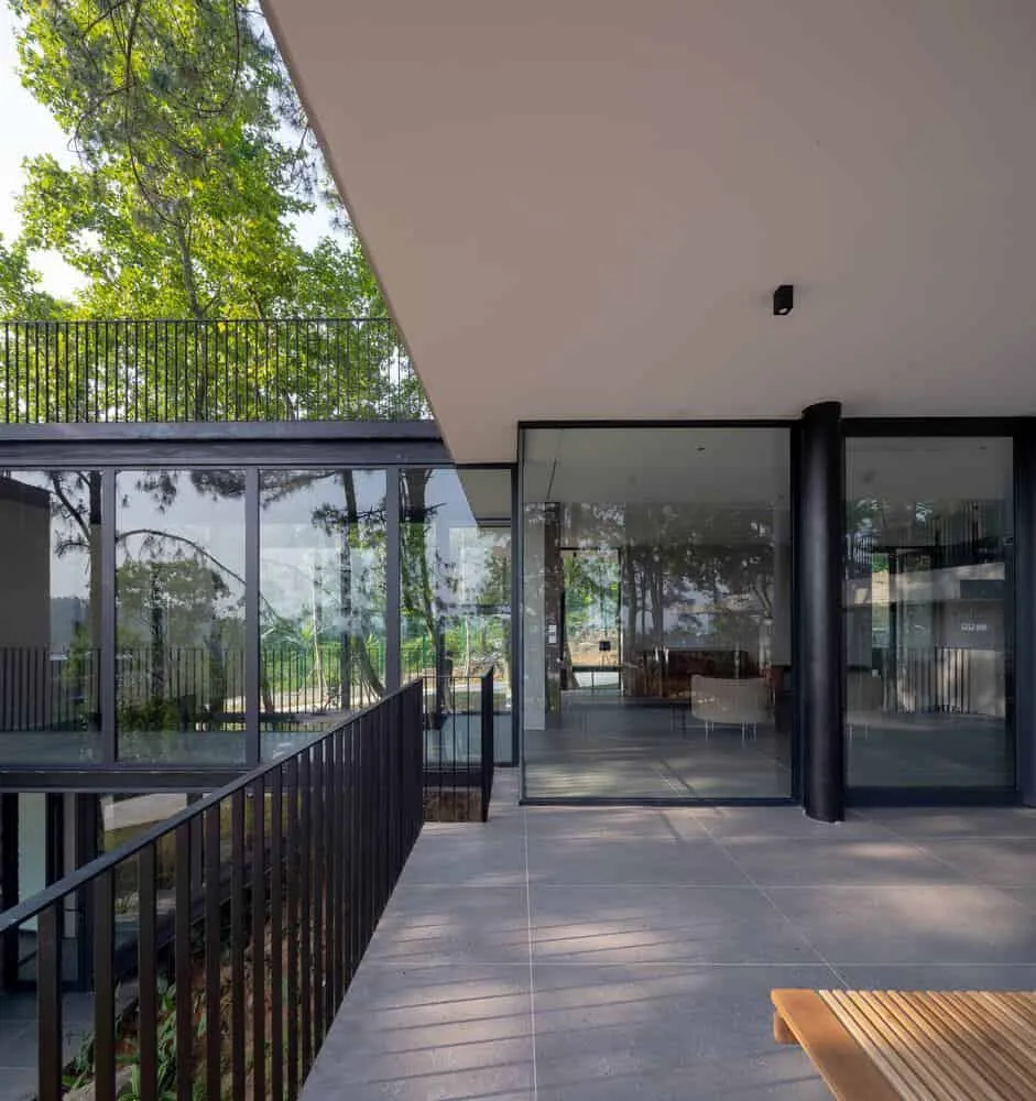 Terrassenbrücke des Tam Dao Retreat House von Idee architects Terrassenbrücke des Tam Dao Retreat House von Idee architects, die die gläsernen Gebäudeteile in Tam Dao, Vietnam, miteinander verbindet