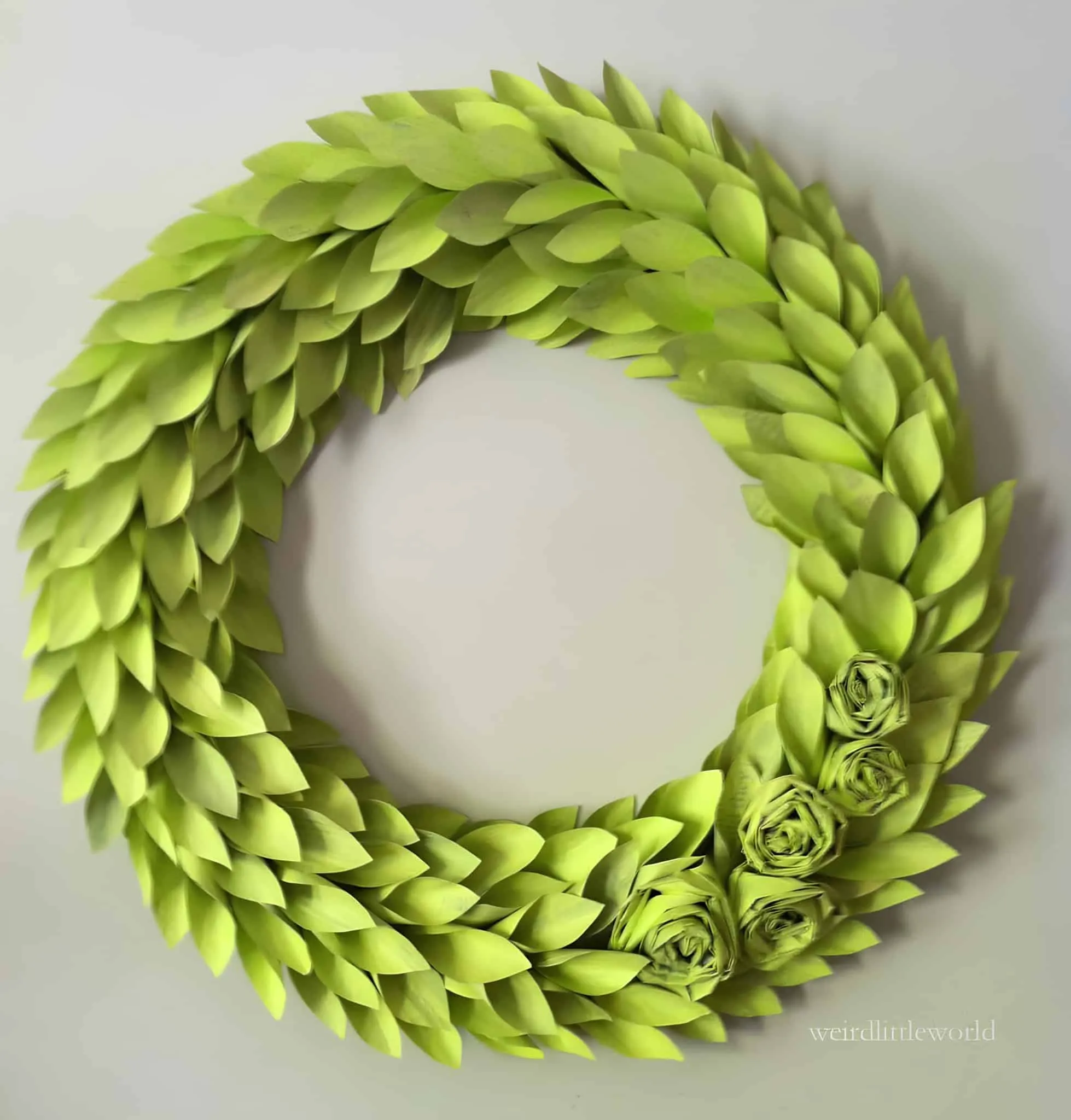 Grüner Weihnachtskranz aus Papierblättern Handgefertigter Weihnachtskranz aus hellgrünen Papierblättern mit Blumenverzierungen