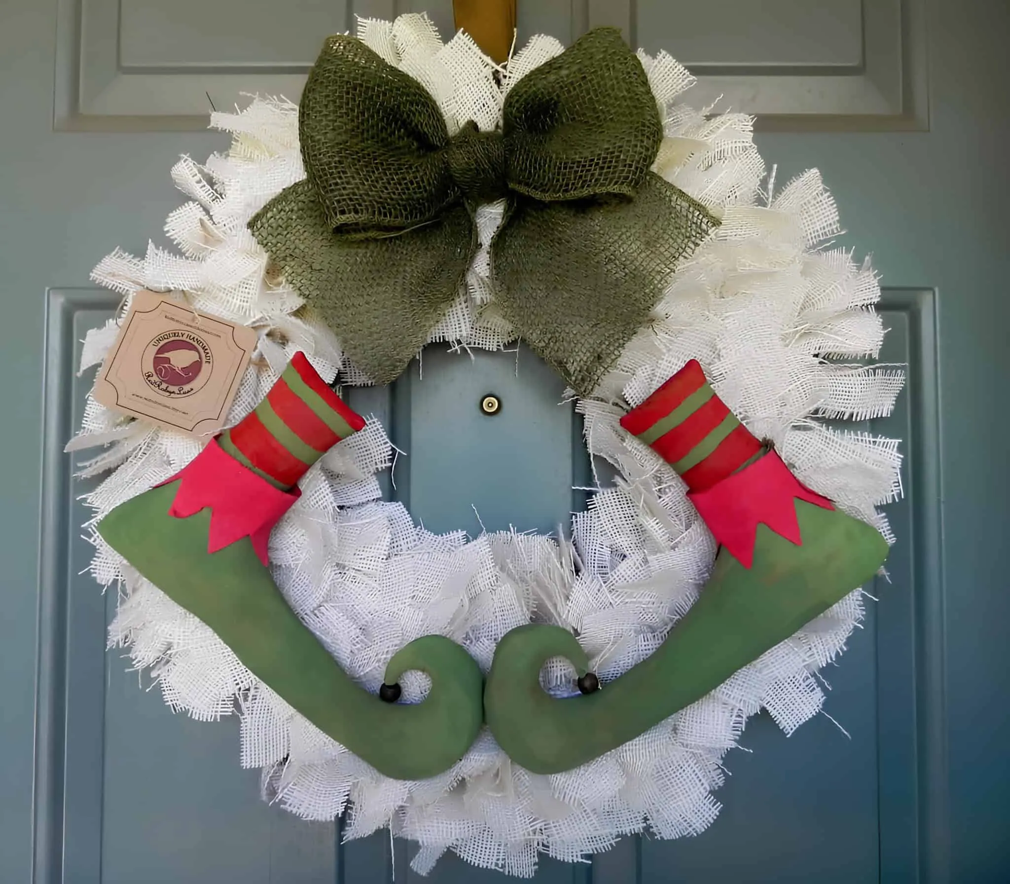 Weihnachtskranz mit Elfenbeinen und Leinenschleife Fantastischer Weihnachtskranz mit Elfenbeinen und einer Leinenschleife