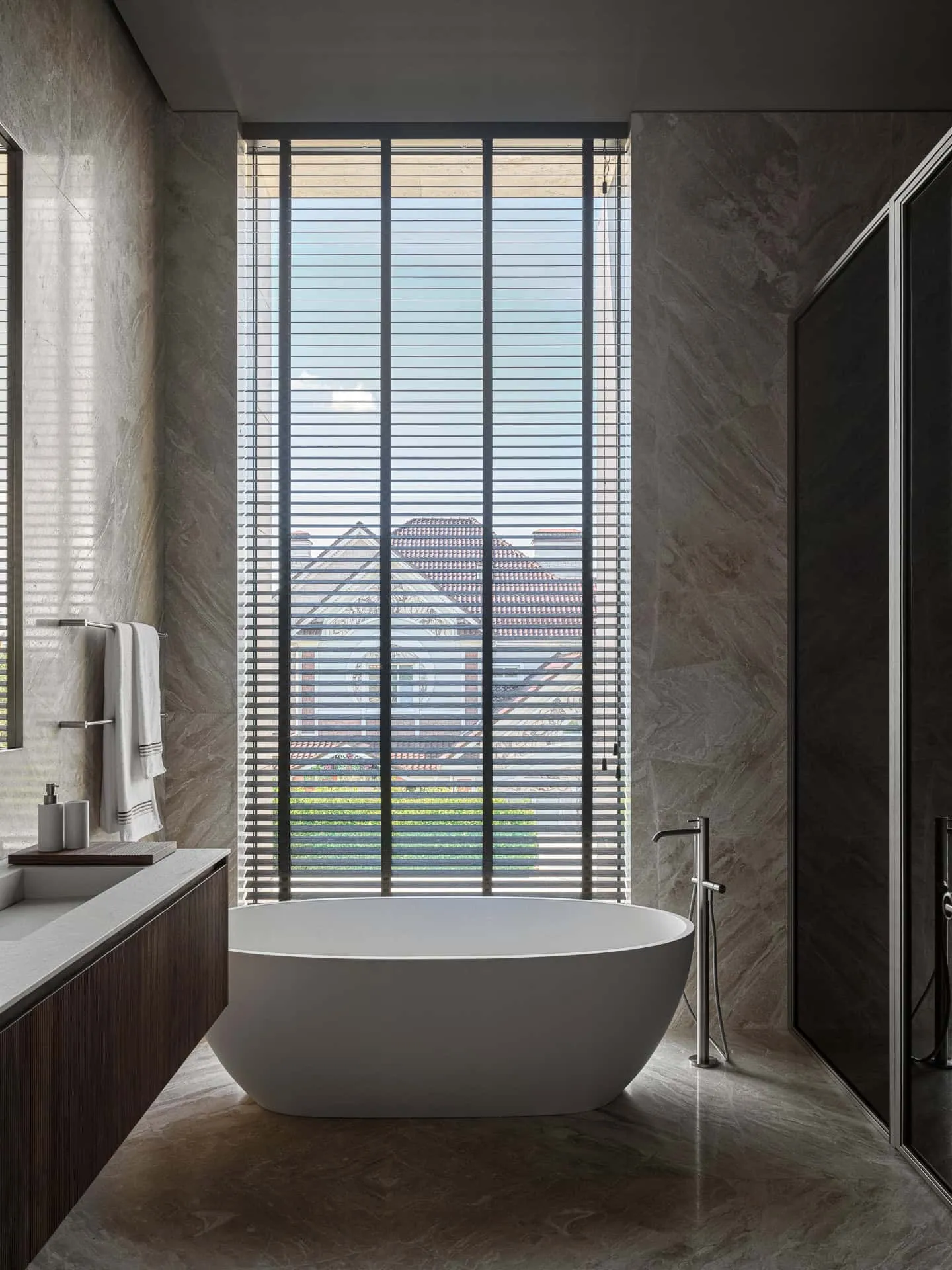 Helle Villa Kyoto – Badezimmer mit Wanne und Jalousien von Ekaterina Yakovenko Bright Villa Kyoto von Ekaterina Yakovenko – Badezimmer mit Wanne und Jalousien, Russland