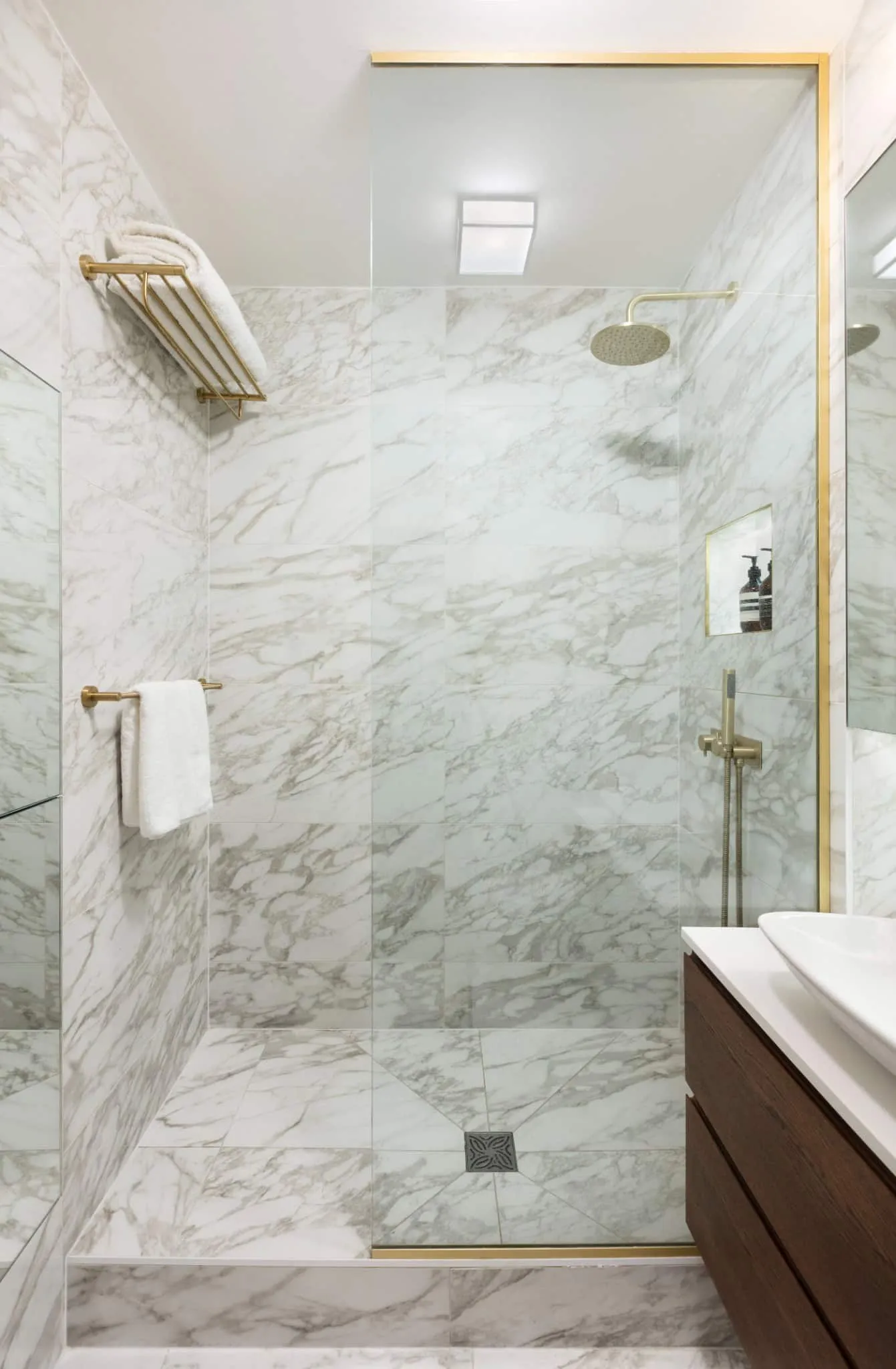 Pied-à-Terre in Regents Park – Marmorbadewannenabtrennung von Shanade McAllister-Fisher Design Marmorbadewannenabtrennung im Pied-à-Terre in Regents Park von Shanade McAllister-Fisher Design