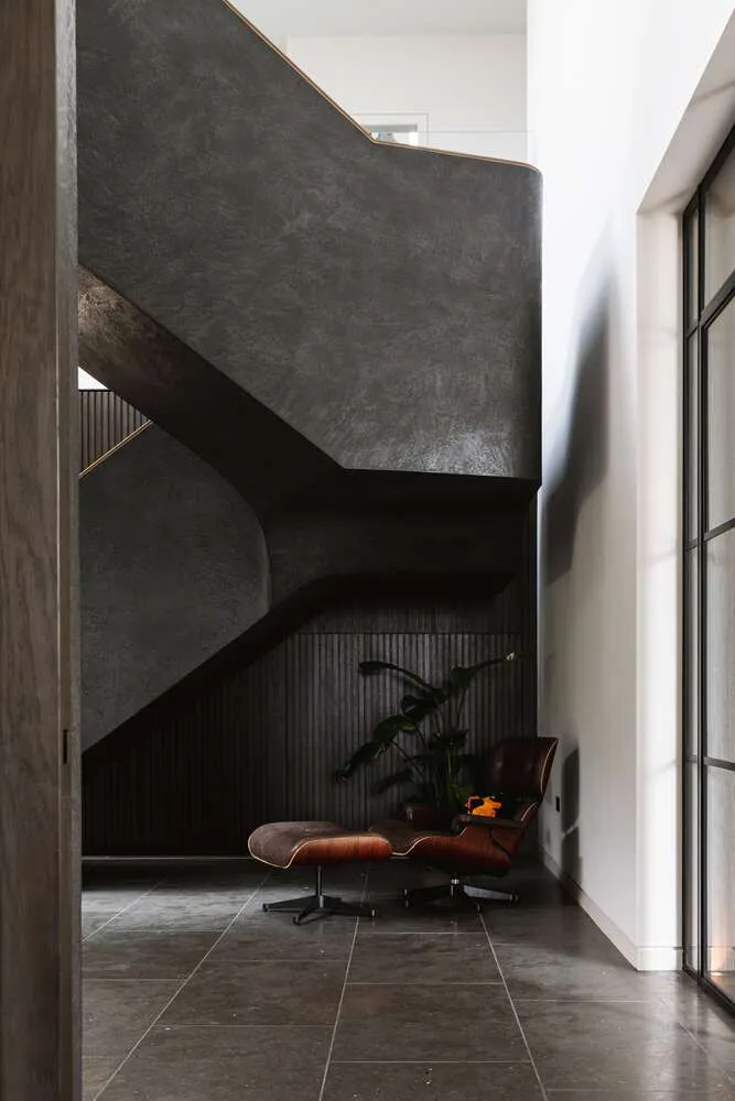यूनाइटेड किंगडम के बकिंघमशायर में Des Ewing Architects द्वारा डिज़ाइन किया गया Weavers – Seer Green House का मूर्तिकारीय सीढ़ियों वाला लाउंज क्षेत्र