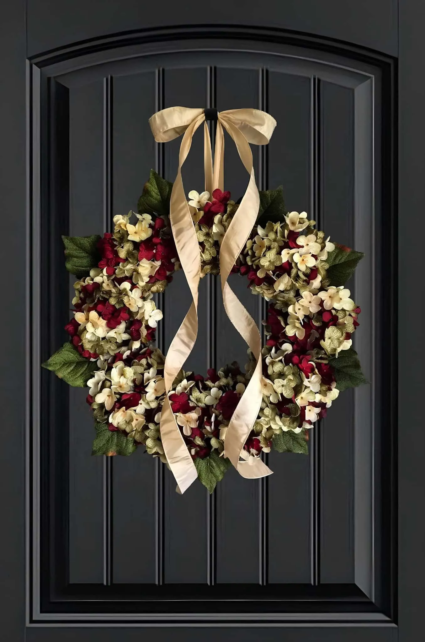 Hydrangeen-Kranz mit Champagnerbändern Luxuriöser Hydrangeen-Weihnachtskranz in Cremefarben, Weinfarben und Olivfarben mit einem fließenden Champagnerbändern