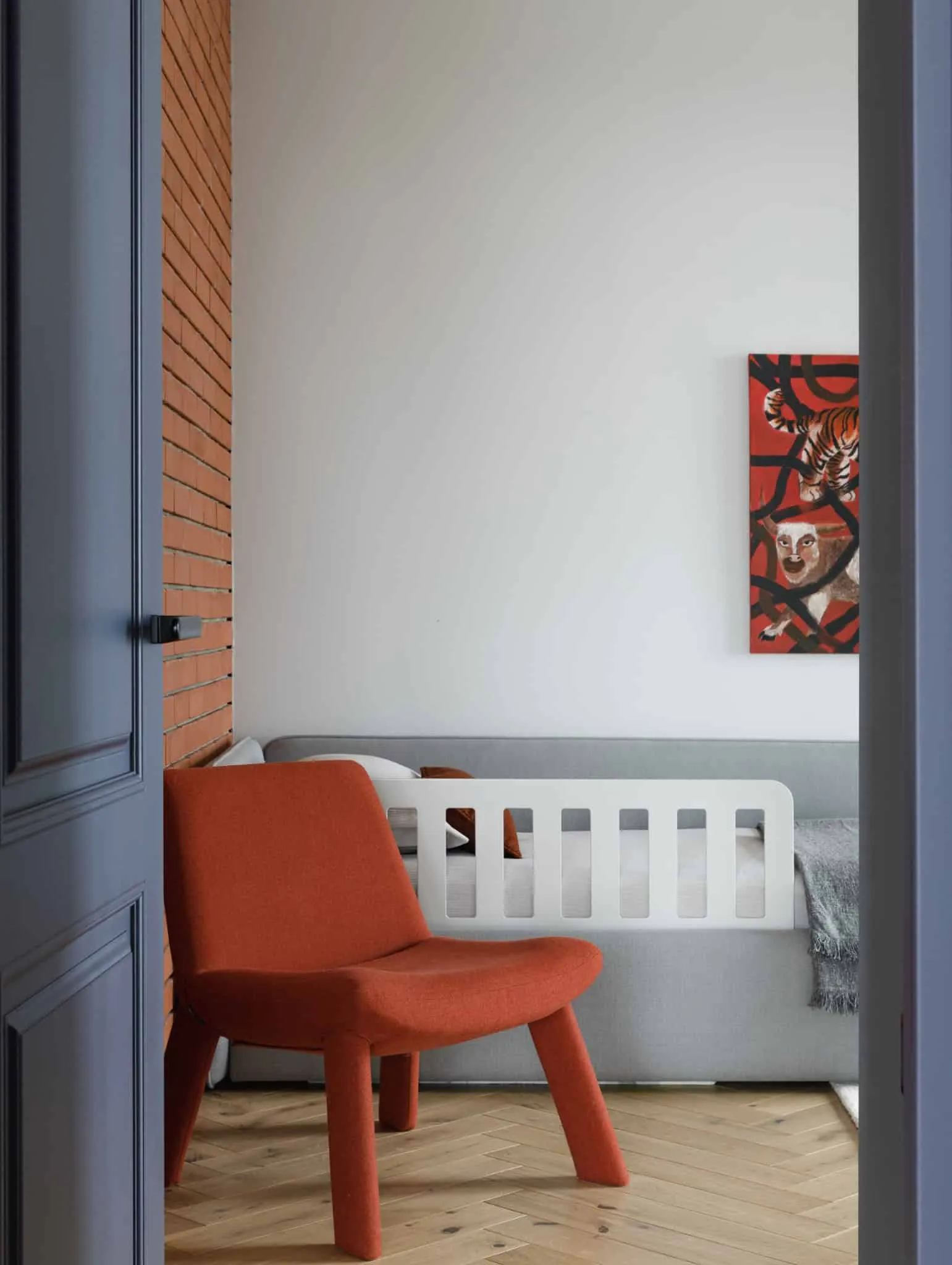 Lesoparkovy Apartment Kids Room Chair Brick Wall by STARIKOVA.ARCHITECTS Kinderzimmer in der Lesoparkovy-Wohnung von STARIKOVA.ARCHITECTS mit orangefarbenem Stuhl und Ziegelwand in Chelyabinsk, Russland