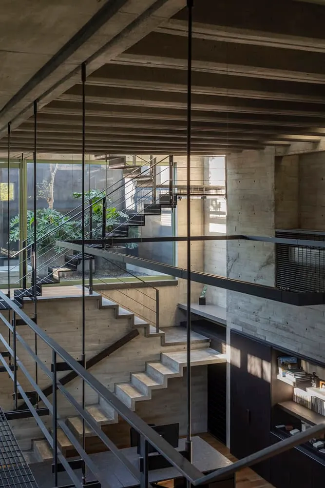 Di Frenna Arquitectos设计的Atelier楼梯概览 拥有混凝土墙面与金属扶手的现代工业风格楼梯内部,采用开放式设计并充满自然光线,展现了当代建筑与创新的城市住宅设计理念。