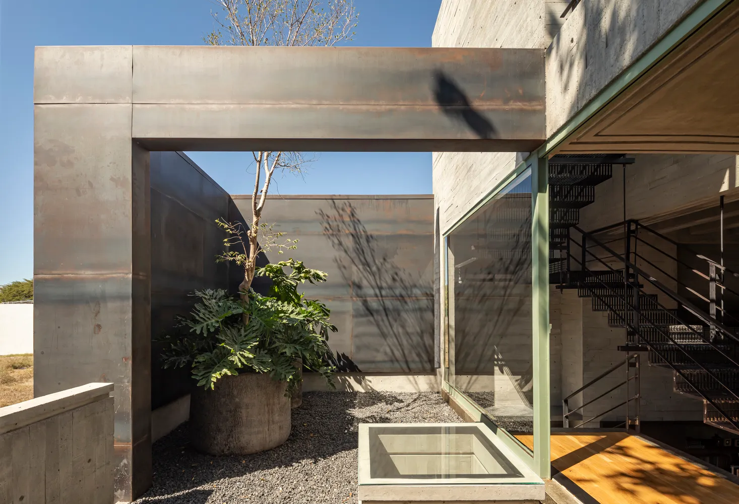 Di Frenna Arquitectos设计的Di Frenna Architects Atelier楼梯平台 位于科利马市的Di Frenna Architects Atelier内可俯瞰庭院的楼梯平台