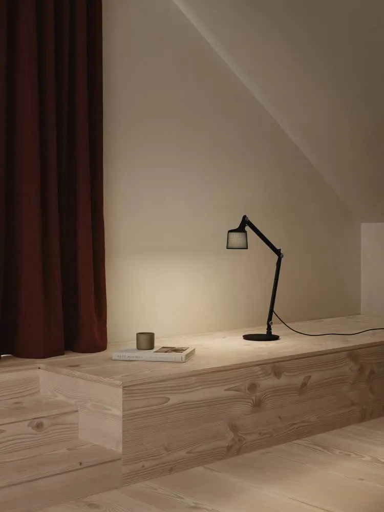 Maison Melba Leseecke mit roten Vorhängen und Lampe von Atelier L’Abri Coole Leseecke in Maison Melba von Atelier L’Abri mit roten Vorhängen, Holzplattform und Arbeitslampe in Frelighsburg, Quebec