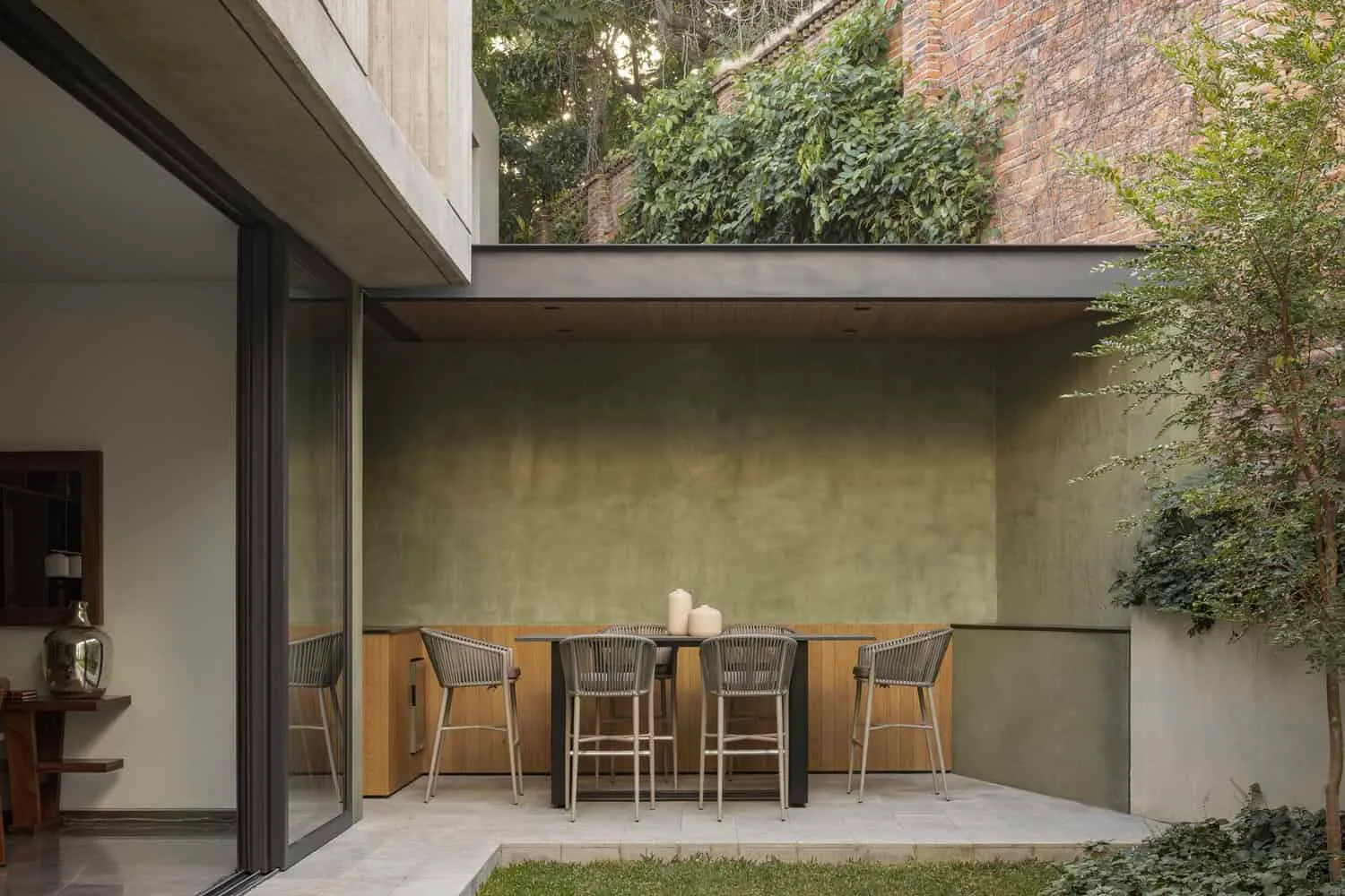 Innenhof von Casa DLCA von 0studio Arquitectura Innenhof von Casa DLCA von 0studio Arquitectura mit Baum in Zapopan, Mexiko