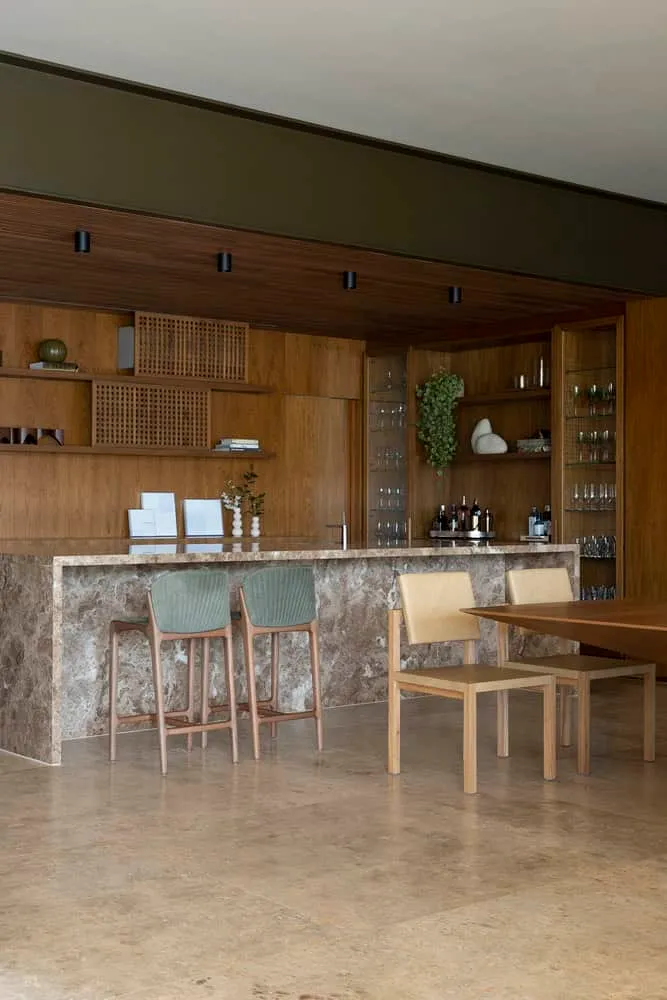FE House Barcounter von N2B Arquitetura Innenansicht des Barcounters in der FE House, entworfen von N2B Arquitetura