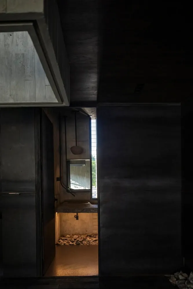 Di Frenna Arquitectos设计的Di Frenna Architects Atelier入口走廊 Di Frenna Arquitectos设计的位于科利马州的Di Frenna Architects Atelier的混凝土入口走廊