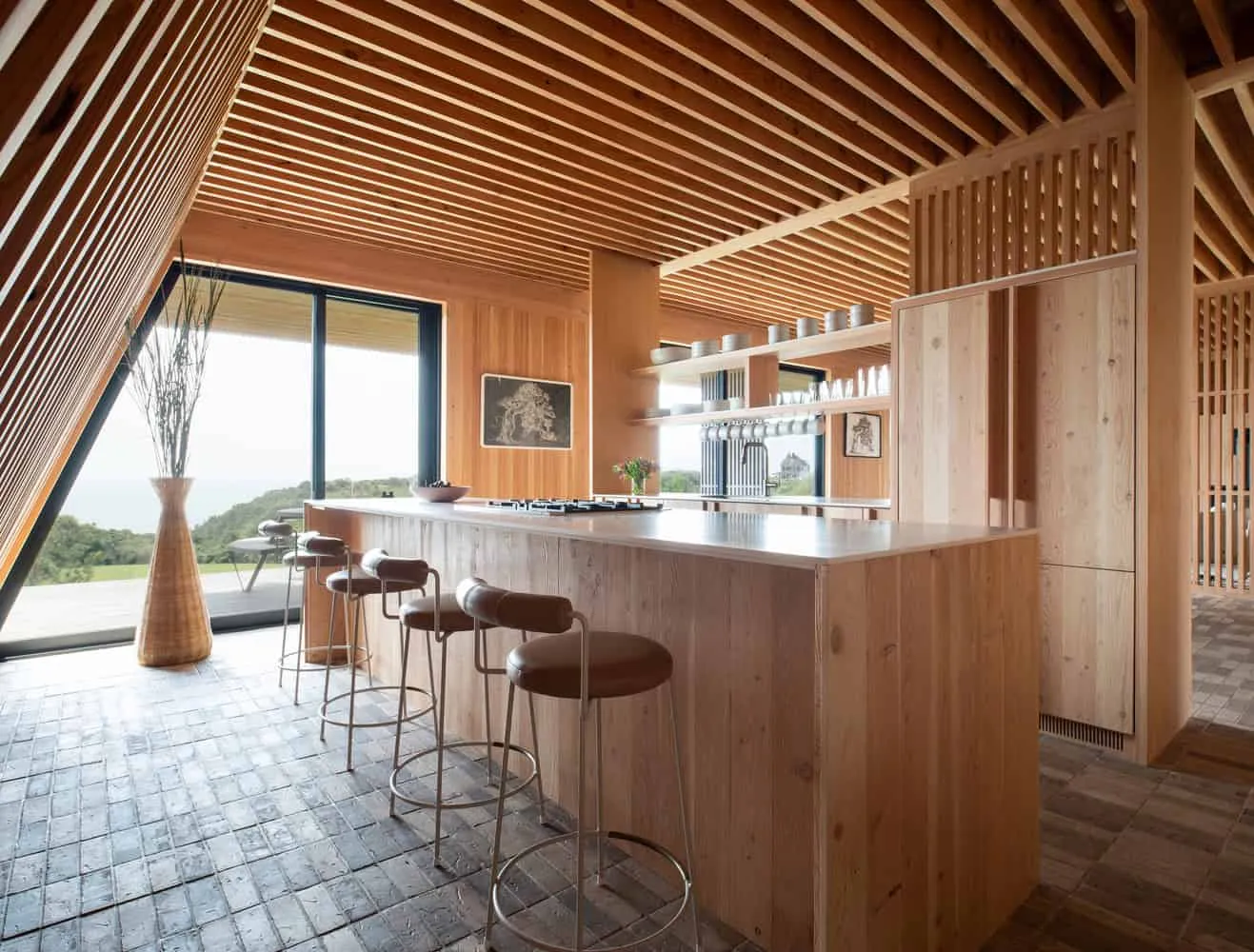 Bates Masi + Architects द्वारा Mohegan Trail Residence, रसोई द्वीप एवं तटीय दृश्य, Rhode Island, संयुक्त राज्य अमेरिका