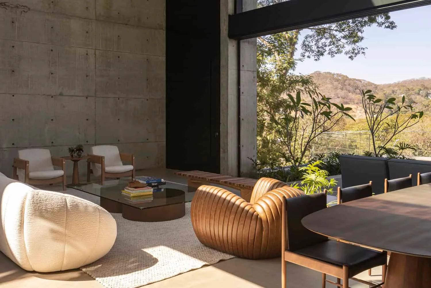 Dayala e Rafael Arquitetos Associados द्वारा Concreto House के अंदर लिविंग एरिया की सजावट