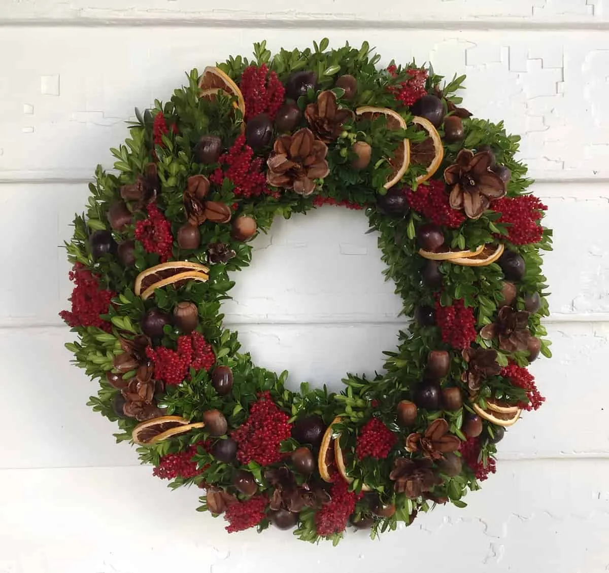 Boxwood & Red Berry Christmas Wreath Weihnachtskranz aus Buchsbaum mit roten Beeren, Kiefernzapfen, Eicheln und getrockneten Orangenscheiben