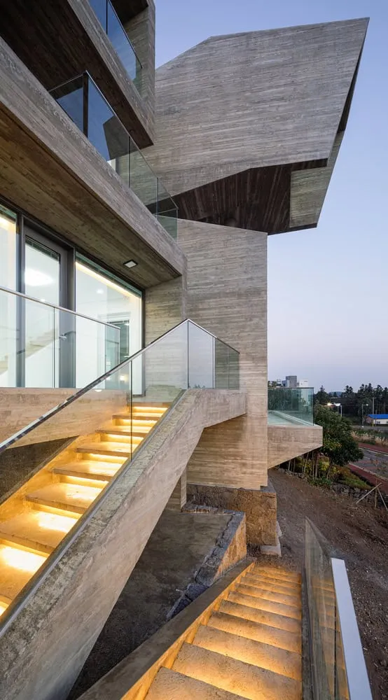 Beleuchtete Außentreppe der Pacific Residence von Moon Hoon Beleuchtete Betontreppe der Pacific Residence von Moon Hoon in Seogwipo, Jeju-Insel