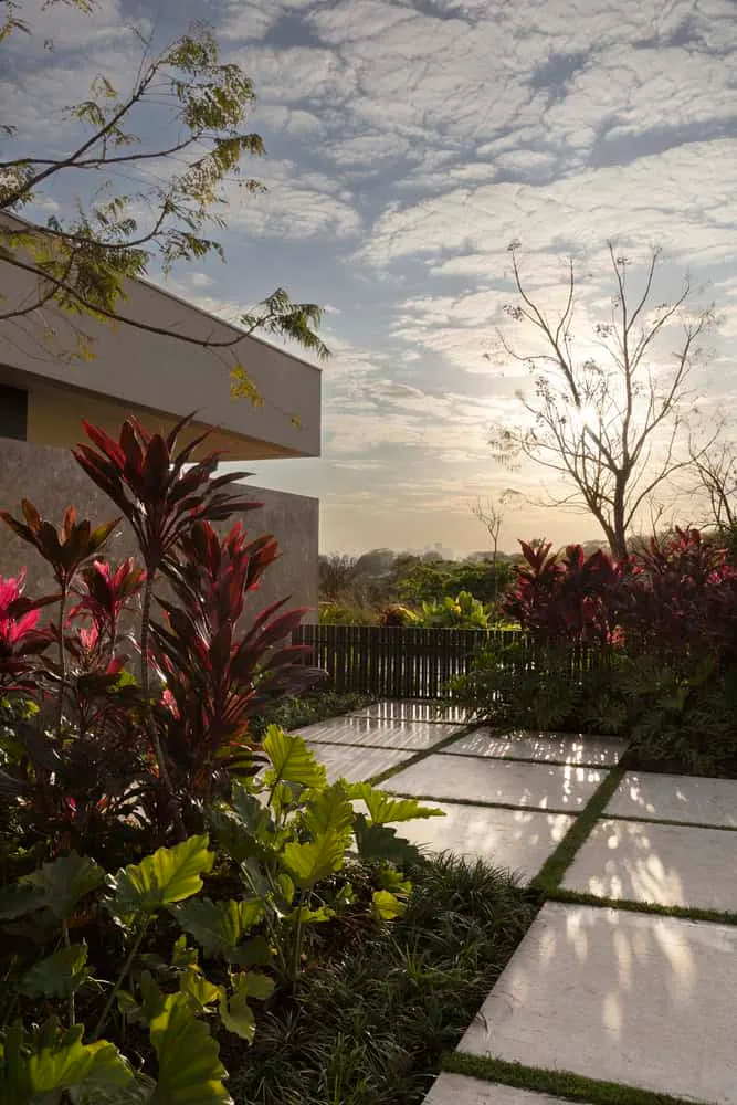 FE House – Gartenweg bei Sonnenuntergang von N2B Arquitetura FE House von N2B Arquitetura mit Gartenweg bei Sonnenuntergang in Ribeirão Preto, Brasilien