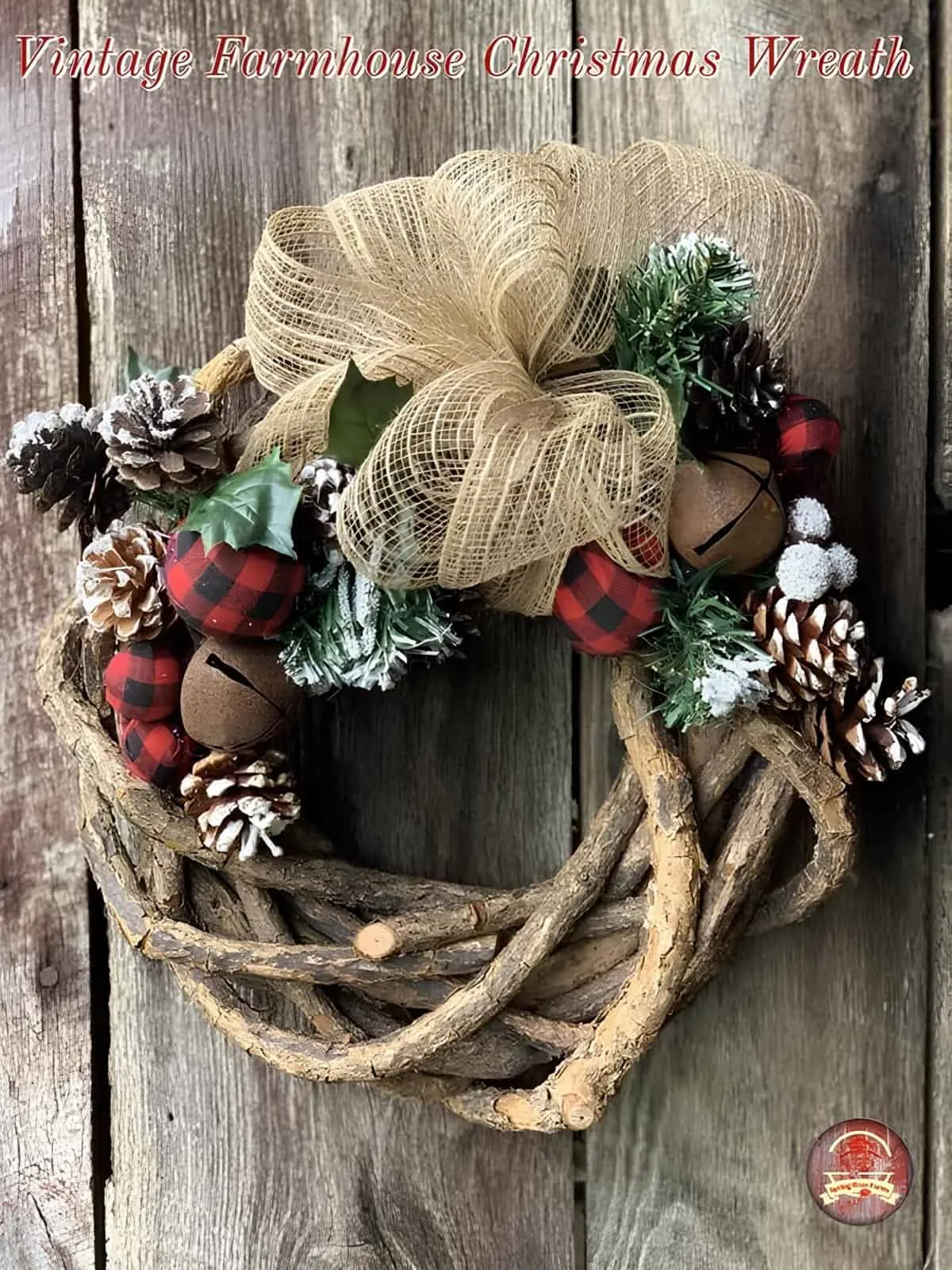 Vintage Farmhouse Burlap Christmas Wreath Ländliche Rebenkrone mit Jutebinde, karierten Glocken, gefrorenen Kiefernzapfen und Grünzeug