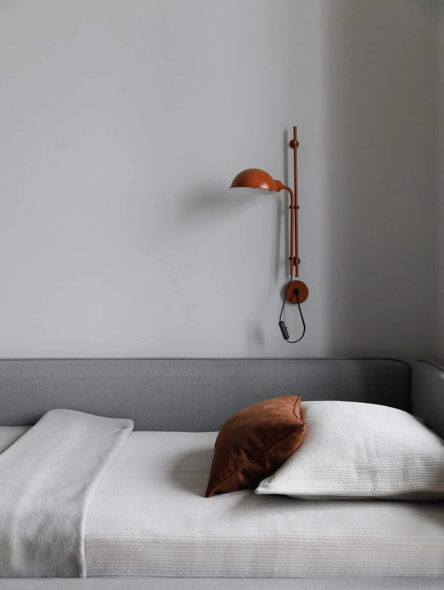 Detail der Kinderbettlampe in der Lesoparkovy-Wohnung von STARIKOVA.ARCHITECTS Kinderbett mit Wandlampe in der Lesoparkovy-Wohnung von STARIKOVA.ARCHITECTS, Tscheljabinsk, Russland