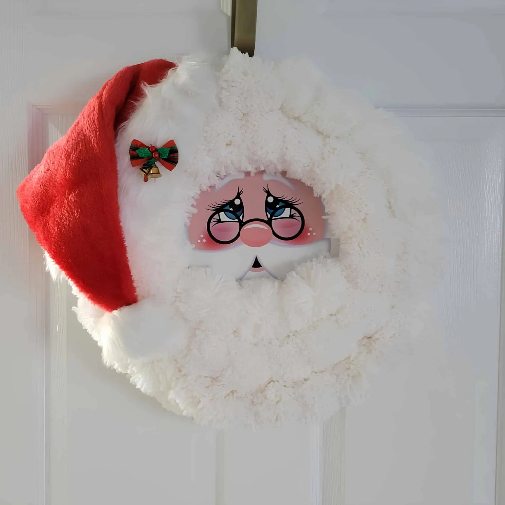 Santa Pom Pom Wreath Gemütlicher Weihnachtsmann-Kranz mit flauschigem Pom-Pom-Bart und rotem Hut