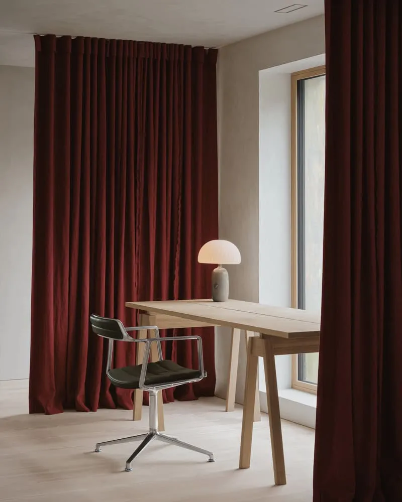Maison Melba Home Office mit roten Vorhängen, Holzschreibtisch und modernem Arbeitsstuhl von Atelier L’Abri Maison Melba Home Office von Atelier L’Abri in Frelighsburg, Quebec – mit roten Vorhängen, Holzschreibtisch und modernem Arbeitsstuhl