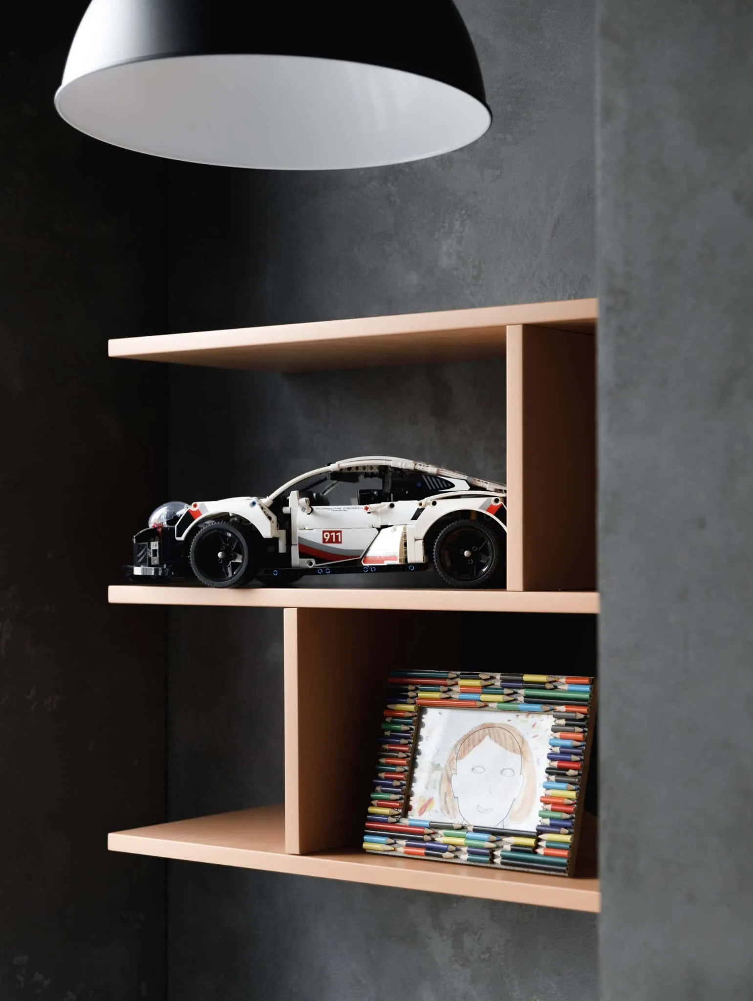 Regale im Kinderzimmer der Lesoparkovy-Wohnung mit Lego-Rahmen von STARIKOVA.ARCHITECTS Regale im Kinderzimmer mit Lego-Auto und gerahmtem Bild in der Lesoparkovy-Wohnung von STARIKOVA.ARCHITECTS